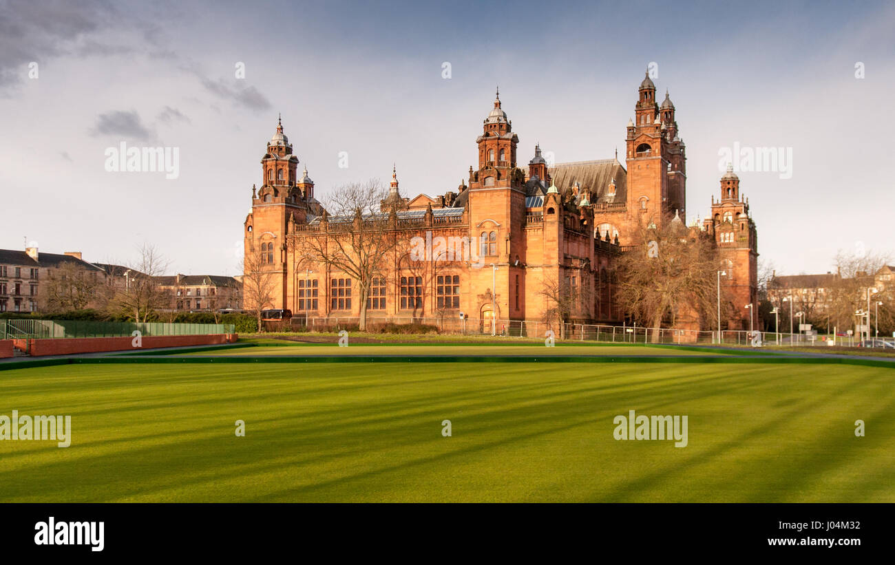 Glasgow, Scozia, Regno Unito - 19 gennaio 2012: Il grandioso Victorian Kelvingrove Museum and Art Gallery si erge illuminato dal sole serale tra i prati di GL Foto Stock