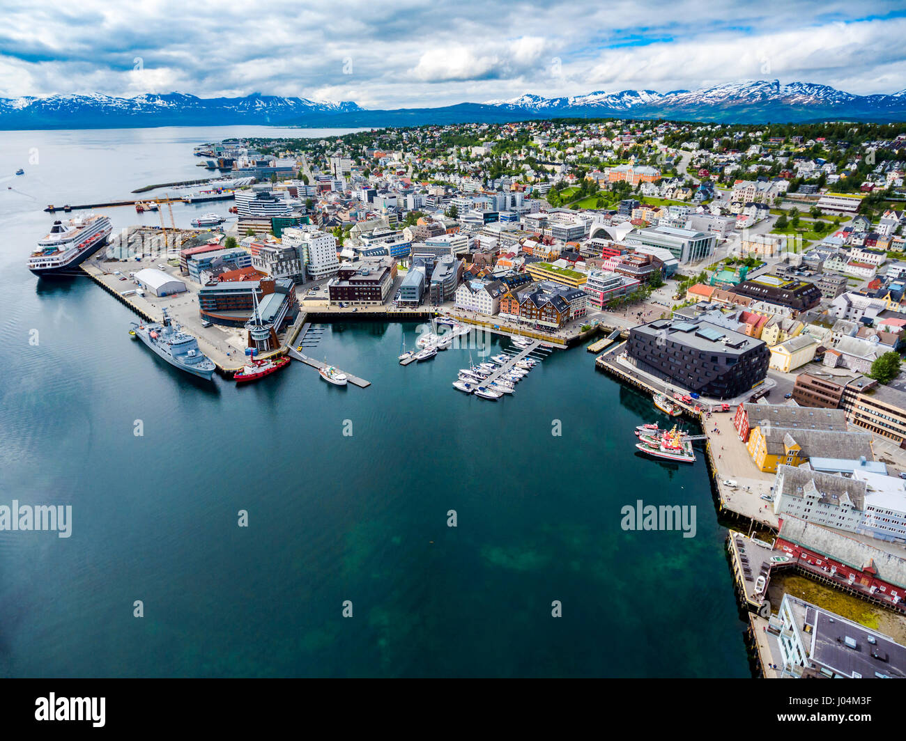 Vista di una marina in Tromso, Norvegia del nord. Tromso è considerata la città più settentrionale del mondo con una popolazione al di sopra di 50.000. Foto Stock