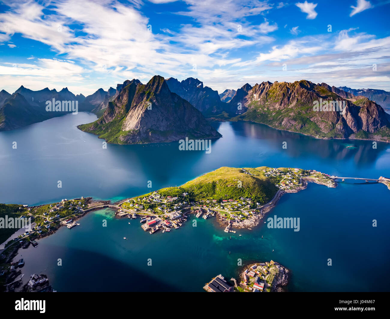 Le isole Lofoten sono un arcipelago la fotografia aerea., Norvegia. È noto per un caratteristico paesaggio con sensazionali montagne e picchi, mare aperto e shel Foto Stock