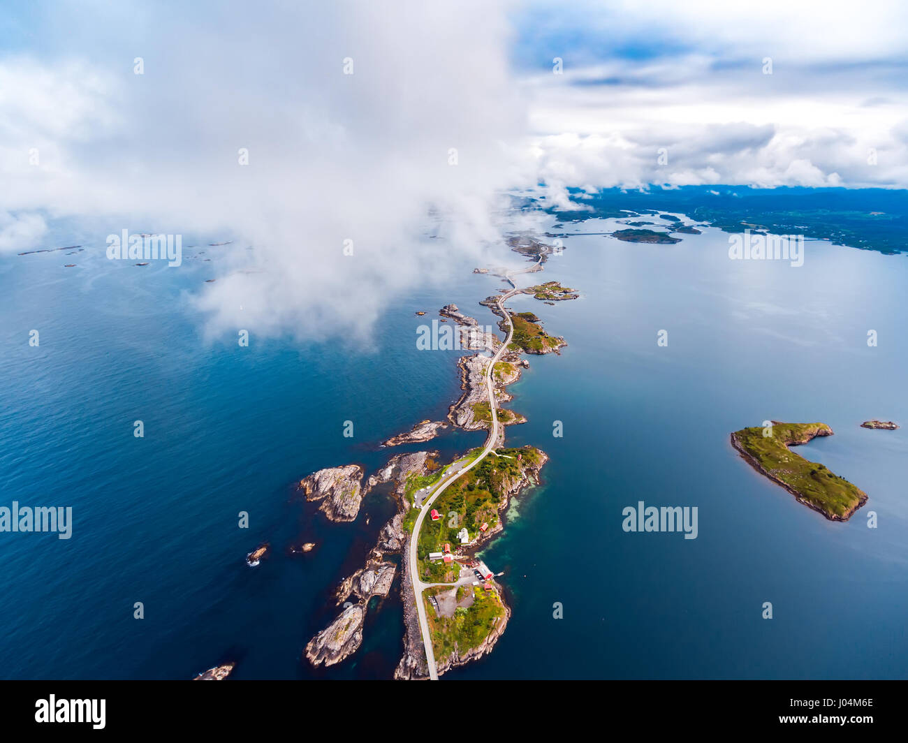 Oceano atlantico su strada o la strada atlantica (Atlanterhavsveien) stato insignito del titolo di "costruzione norvegese del secolo'. La strada classificati come Foto Stock