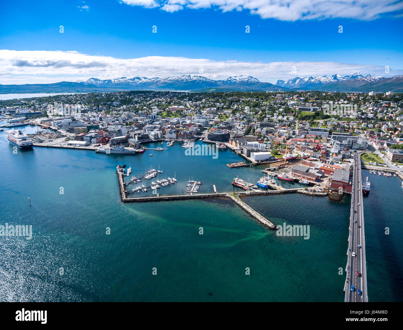 Città Tromso, Norvegia settentrionale la fotografia aerea. Tromso è considerata la città più settentrionale del mondo con una popolazione al di sopra di 50.000. Foto Stock