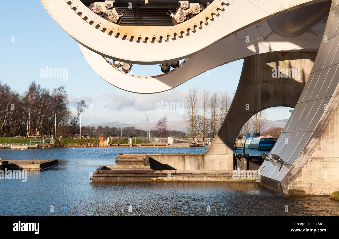 Falkirk, Scotland, Regno Unito - 22 Gennaio 2012: il sole splende sul concrte e acciaio del moderno e unico nel suo genere, ruotando Falkirk Wheel sollevatore che collega la Foto Stock