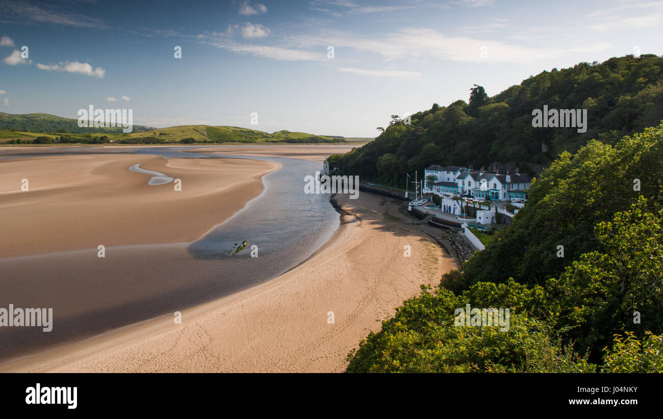 Portmeirion villaggio immerso nel bosco sull'estuario del fiume dwyryd nel Galles del nord. Foto Stock