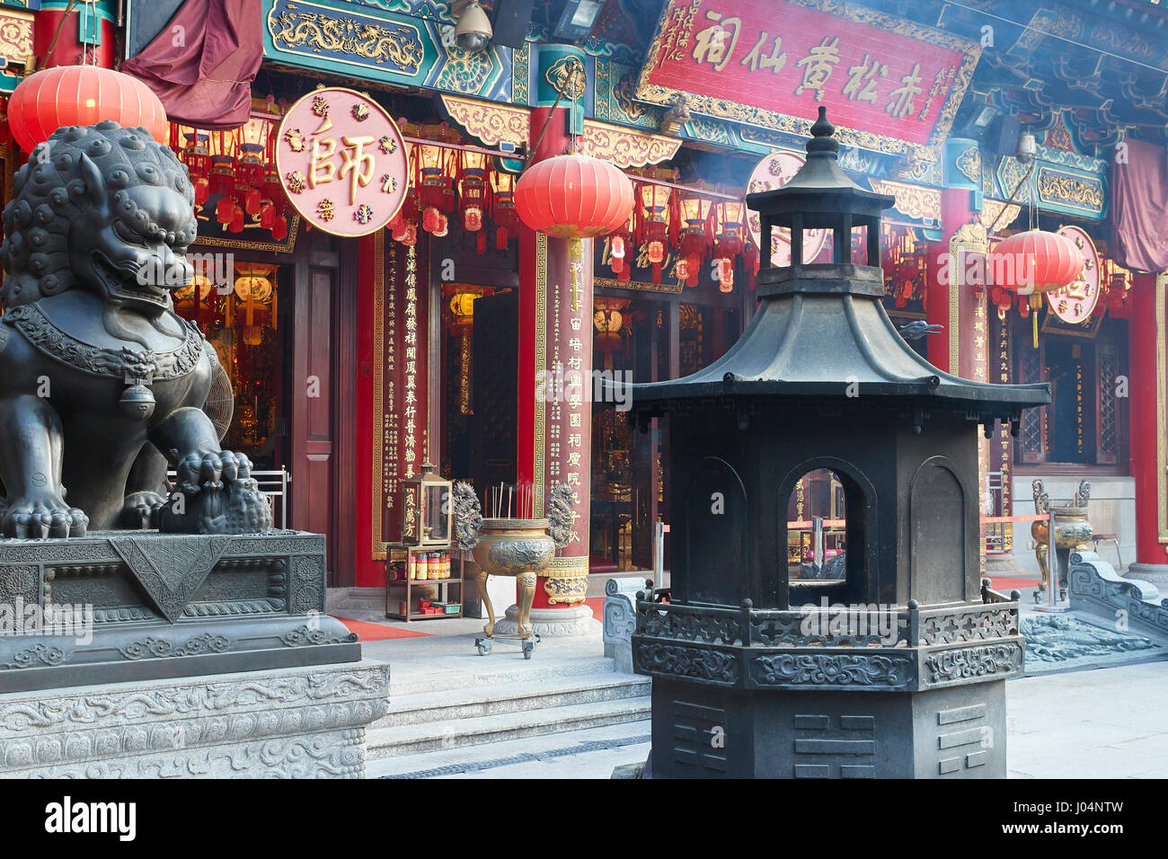 Il fumo proveniente da bruciare incenso a Wong Tai Sin Temple, Hong Kong. Foto Stock