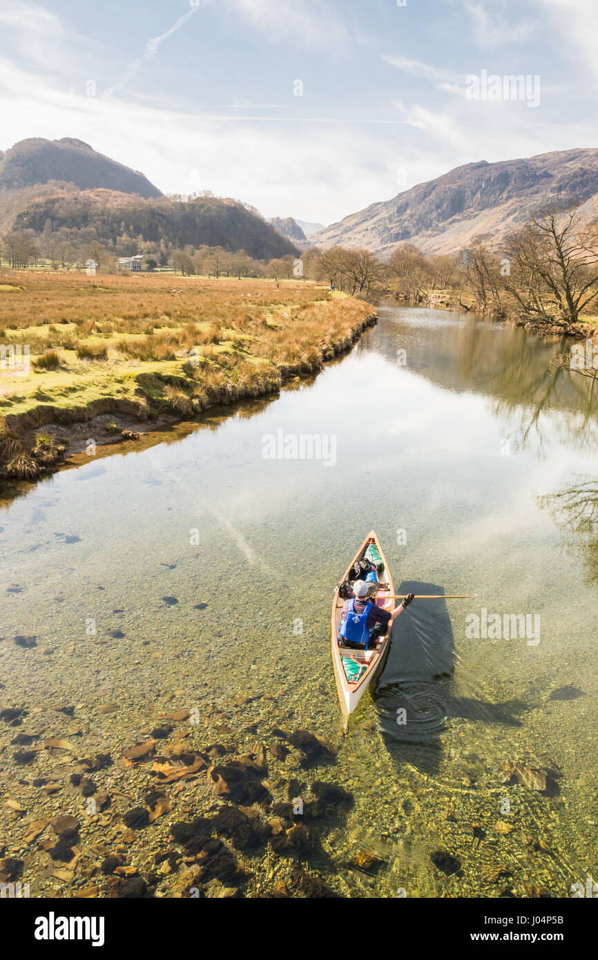 Canoa canoa nel distretto del lago, England, Regno Unito - un uomo e il suo cane conoeing sul fiume Derwent, Derwentwater Foto Stock