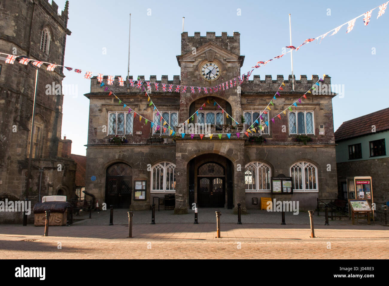 Shaftesbury, England, Regno Unito - 28 Giugno 2012: Bunting decora la pietra a corona municipio di Shaftesbury in Dorset durante la regina Elisabetta per il Giubileo Foto Stock