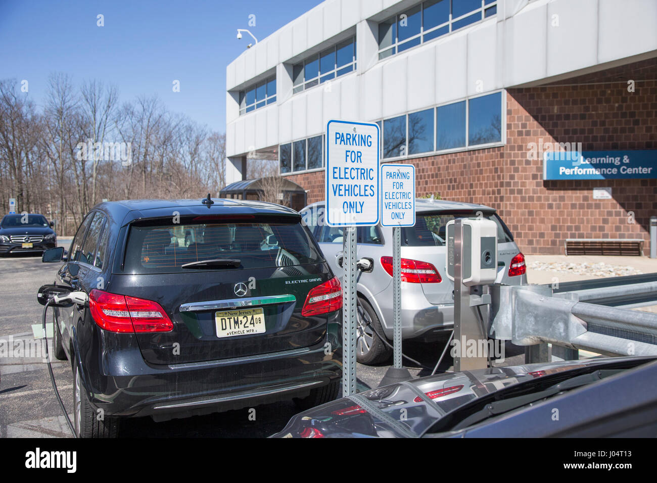 Mercedes Benz veicoli elettrici in un parcheggio Foto Stock
