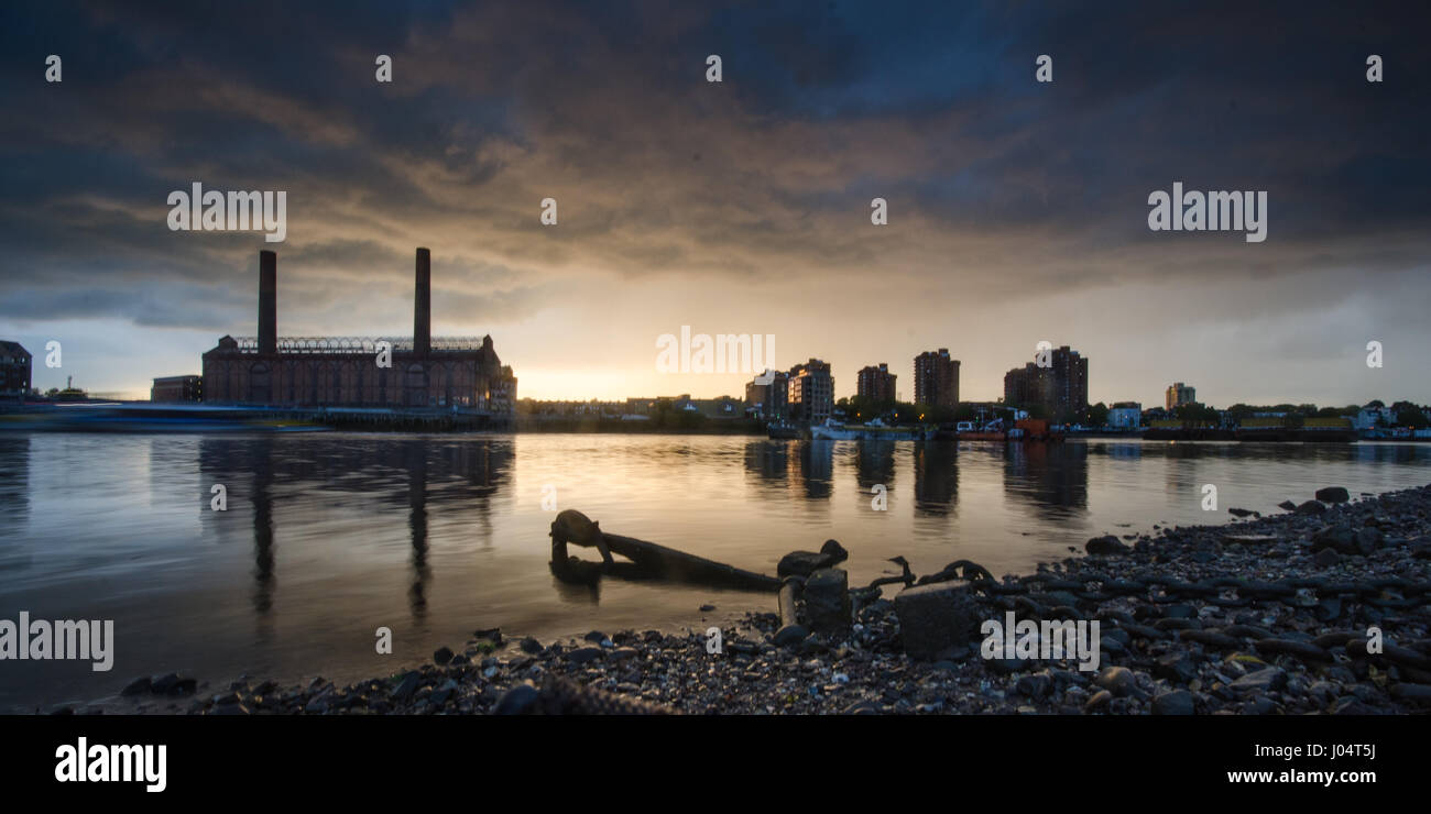 Il tramonto del Chelsea Fine del mondo immobiliare e di un sacco di strada della stazione di potenza da Battersea Riverside oltre il Tamigi. Foto Stock