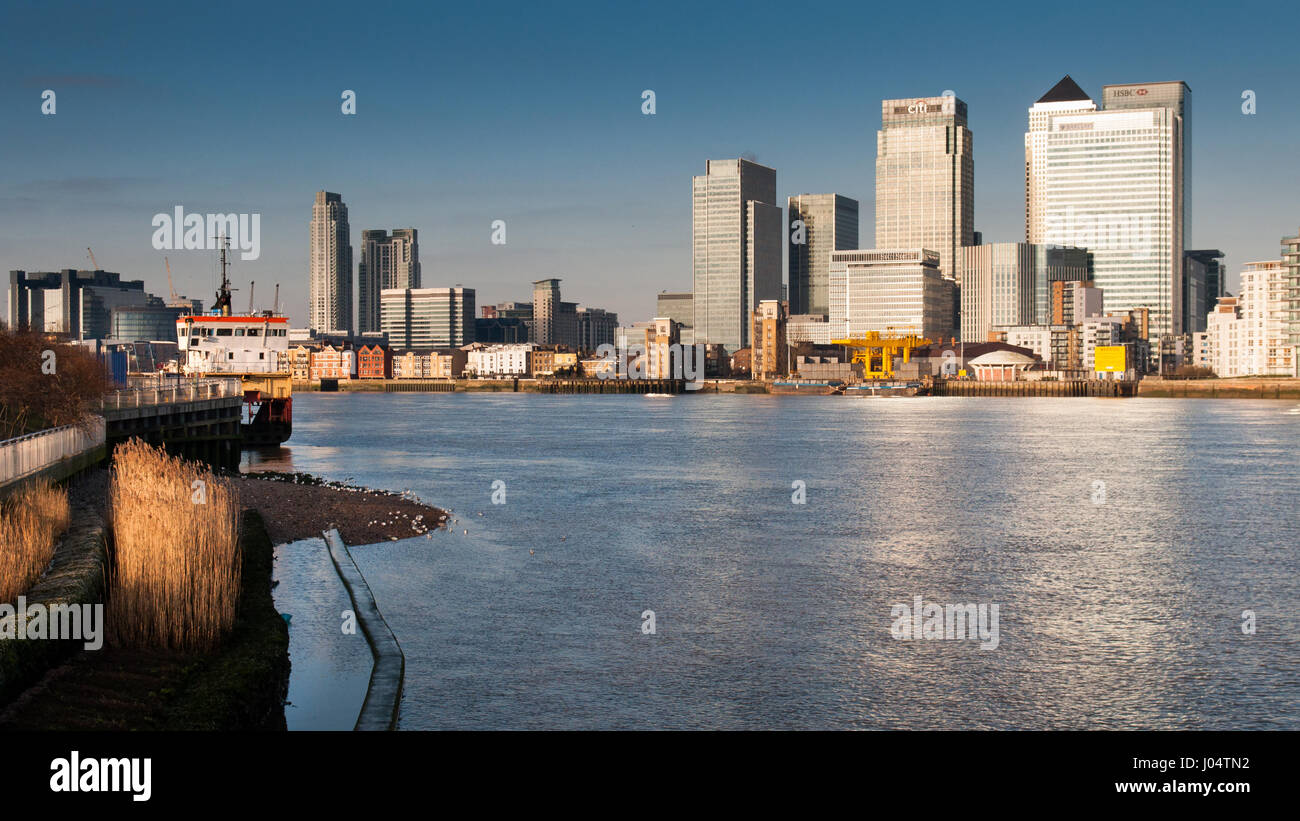 London, England, Regno Unito - 7 Marzo 2010: Ufficio grattacieli di Docklands di Londra business district salire al di sopra del fiume Tamigi a North Greenwich nel mattino Foto Stock