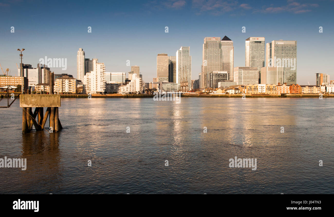 London, England, Regno Unito - 7 Marzo 2010: la luce del mattino illumina i grattacieli di vetro del Docklands quartiere degli affari sul fiume Thames Estuary in Foto Stock