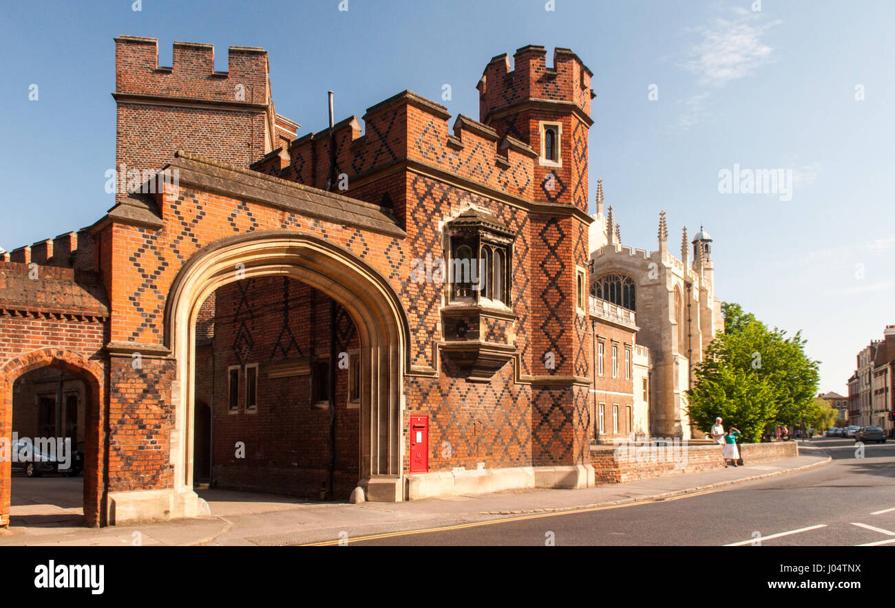 Eton, England, Regno Unito - 22 aprile 2011: l'ingresso a Weston's Yard, parte dell'esclusivo Eton College scuola privata. Foto Stock