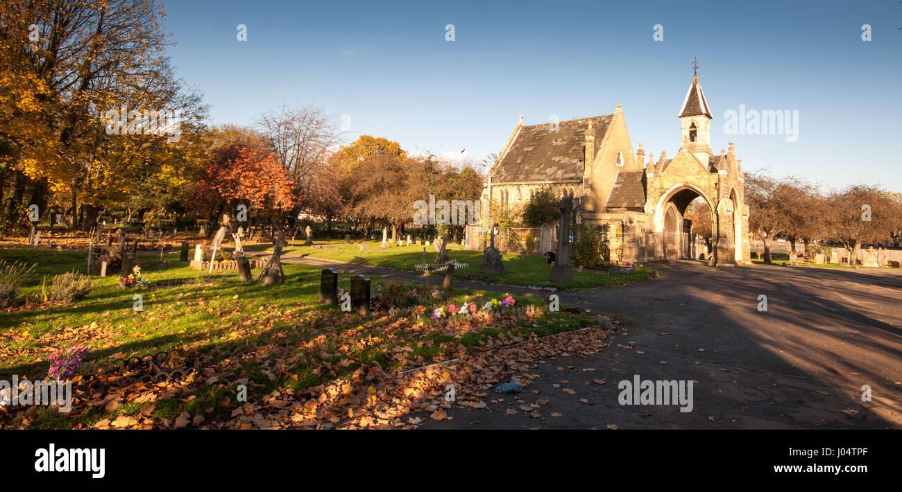 London, England, Regno Unito - 11 novembre 2012: gli alberi visualizza i colori autunnali e lascia cadere sui sepolcri intorno alla cappella del cimitero di lambeth a Tooting, sout Foto Stock