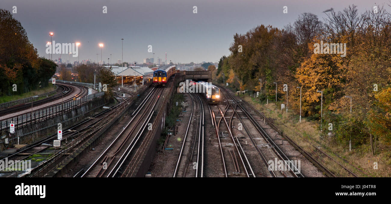 London, England, Regno Unito - 11 Novembre 2012: a sud-ovest di treni elettrici unità multiple treni passeggeri attraversare percorsi a Wimbledon cavalcavia sul sud-ovest Foto Stock