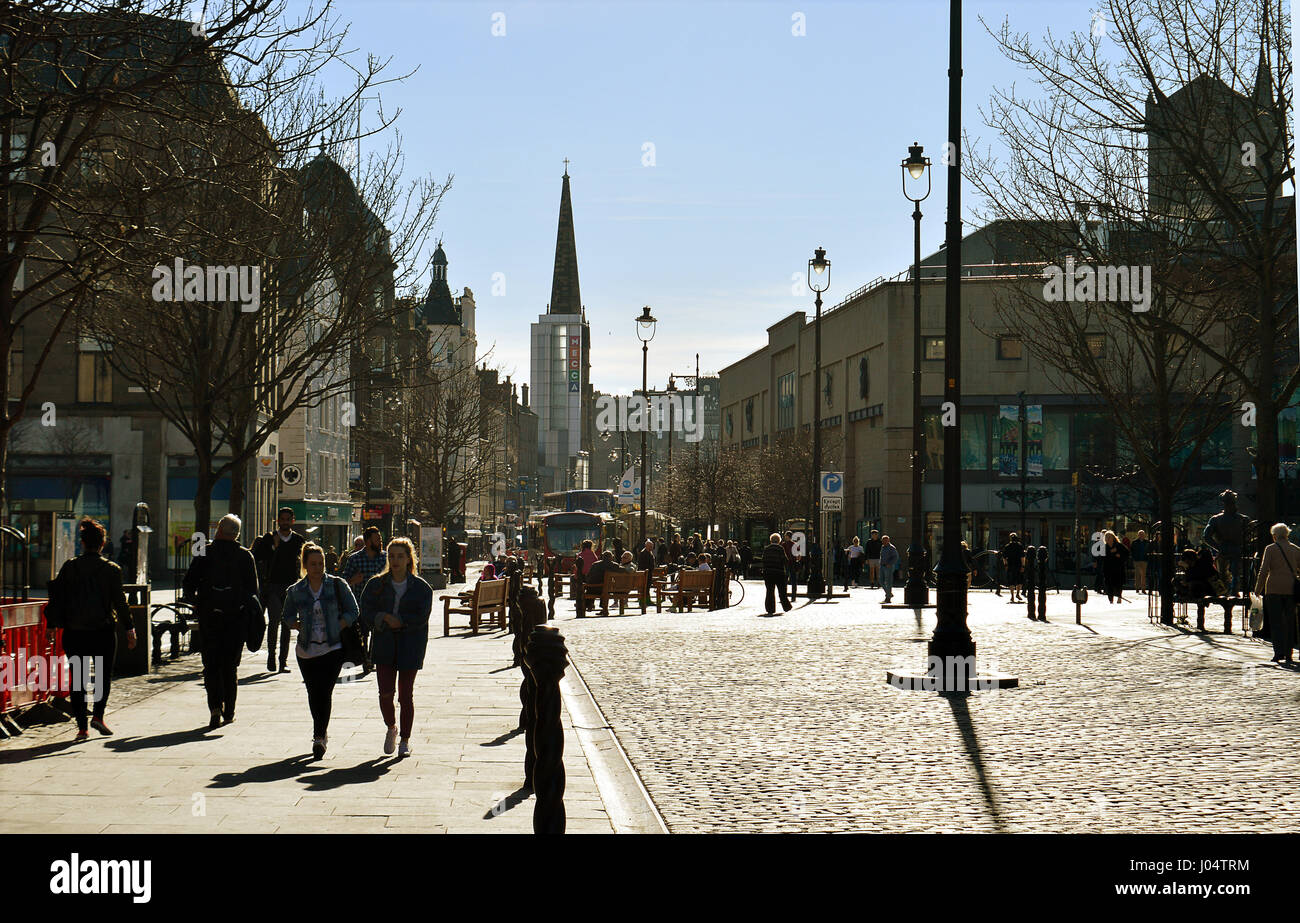 Scozia - 27 Marzo 2017: gli acquirenti e i passeggini godetevi il sole nella città del rinnovato City Square Foto Stock