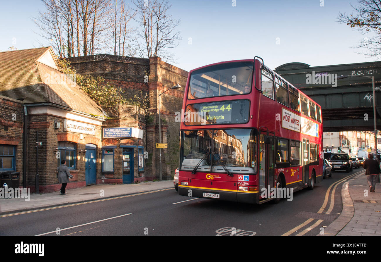 London, England, Regno Unito - 18 Novembre 2012: un numero 44 London bus rosso a due piani passa Earlsfield stazione ferroviaria nella zona sud-ovest di Londra. Foto Stock