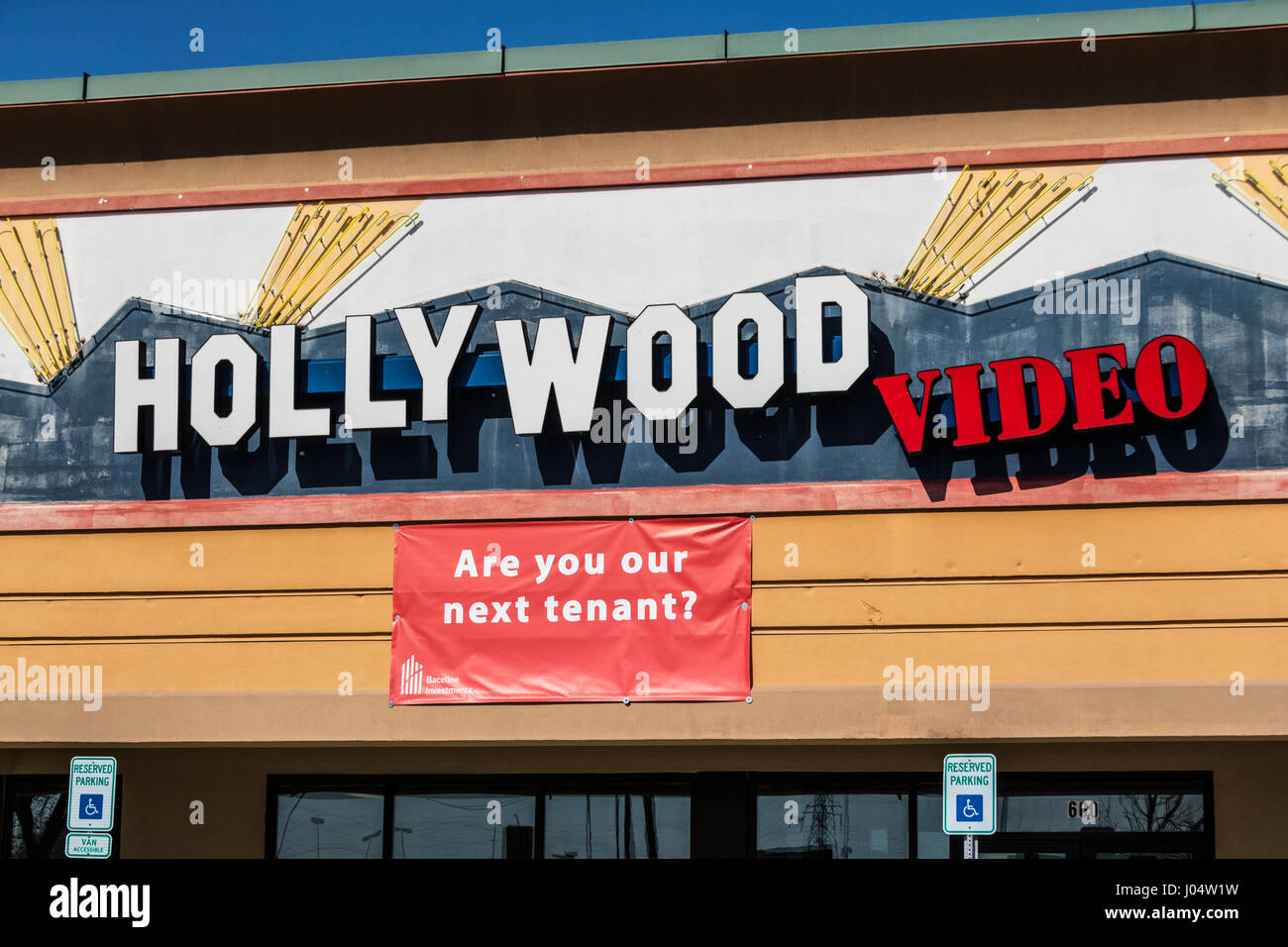 Lafayette - Circa Aprile 2017: defunta Hollywood Video Store. Video di Hollywood e Blockbuster sia simboleggiato industrie che non mantenere fino Foto Stock