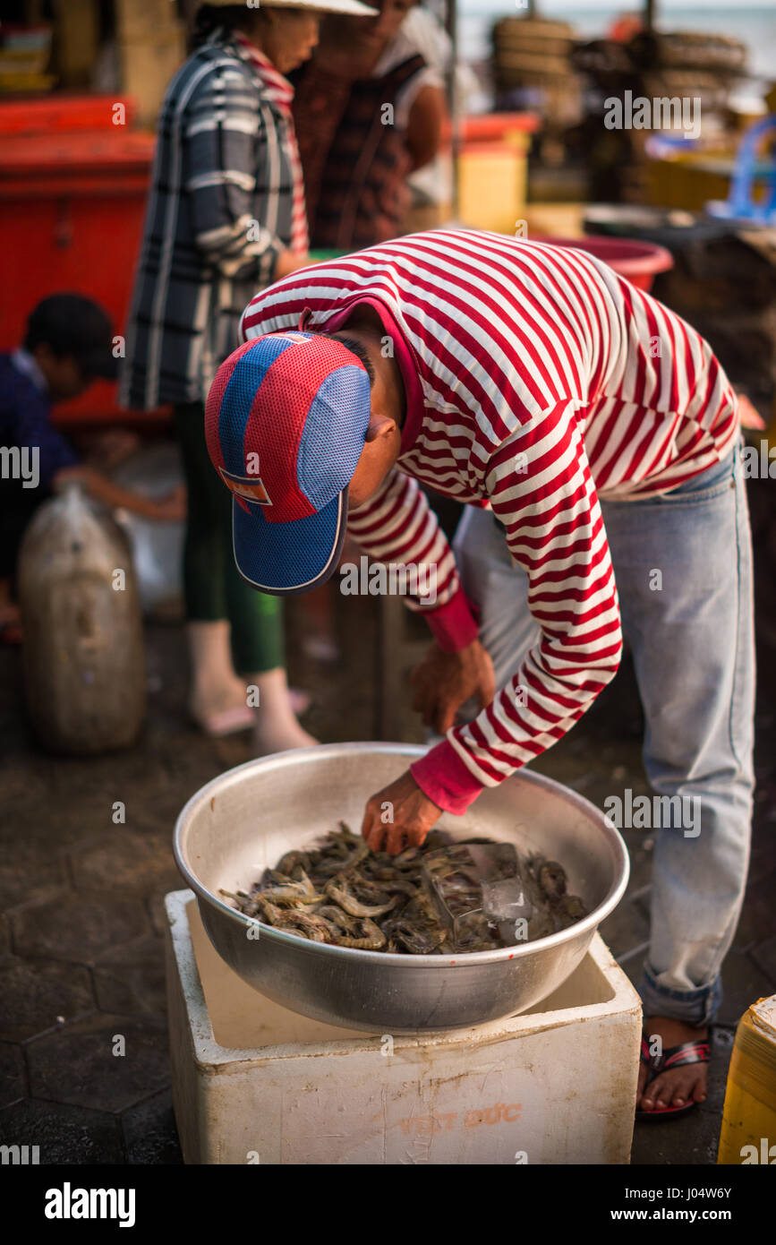 La cottura sul mercato del granchio in Kep , in Cambogia, in Asia Foto Stock