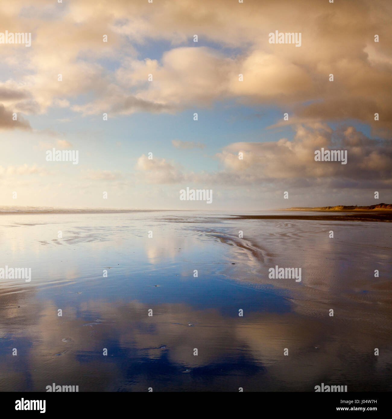 Il vasto vuoto di Ninety Mile Beach, Nuova Zelanda, Northland, al tramonto. Foto Stock
