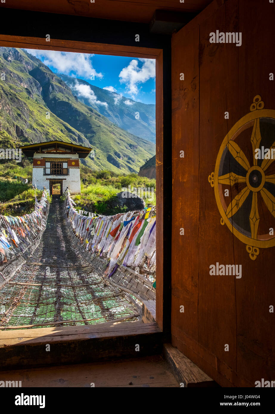 PARO, Bhutan - circa ottobre 2014: ferro Ponte Catena e Tachog Lhakhang Dzong Foto Stock