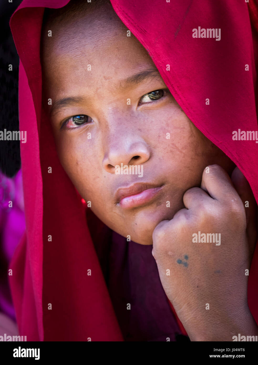 WANGDUE PHODRANG, Bhutan - circa ottobre 2014: Ritratto di giovane monaco guardando la fotocamera in Bhutan Foto Stock