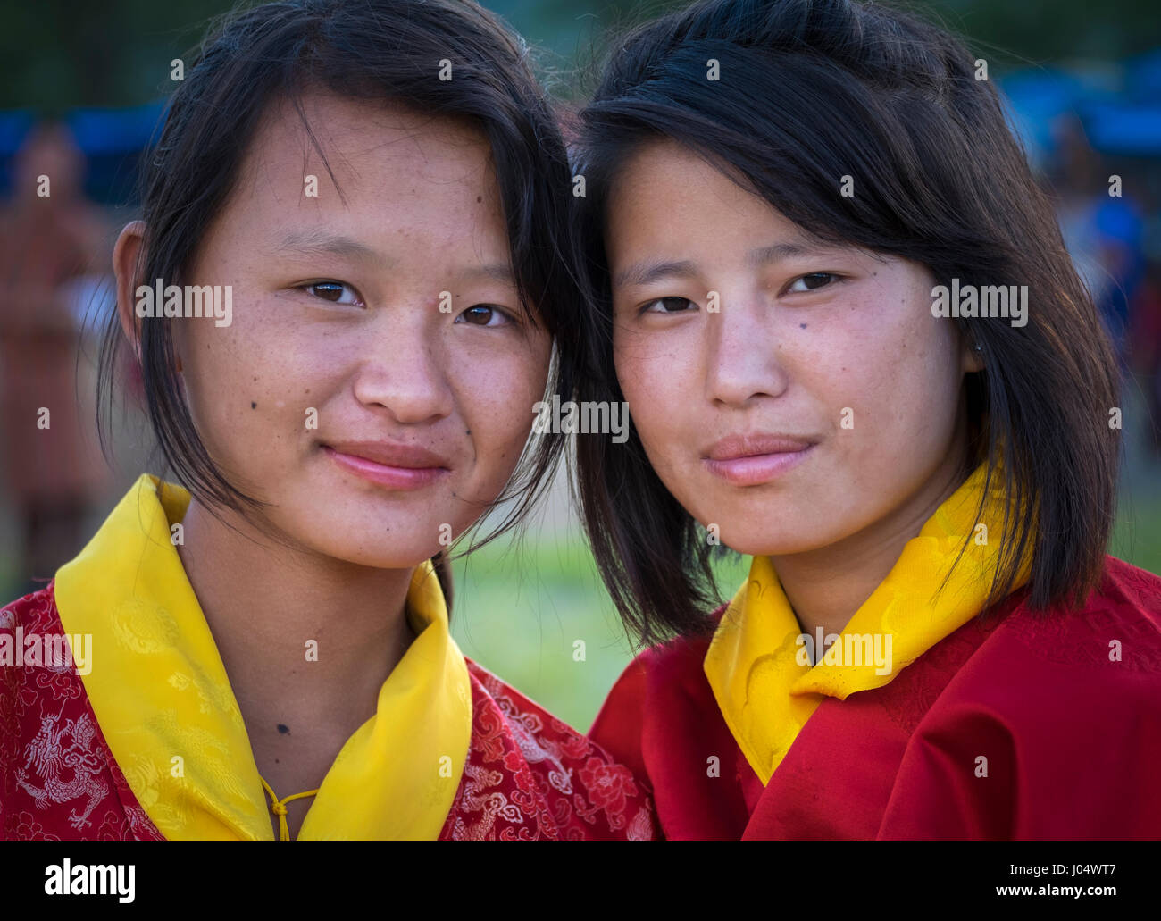 WANGDUE PHODRANG, Bhutan - circa ottobre 2014: Ritratto di giovani ragazze bhutanesi guardando la fotocamera in Bhutan Foto Stock