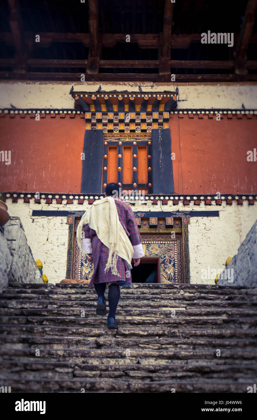 PARO, Bhutan - circa ottobre 2014: Bhutamese uomo a camminare nella Paro Rinpung Dzong in Bhutan Foto Stock