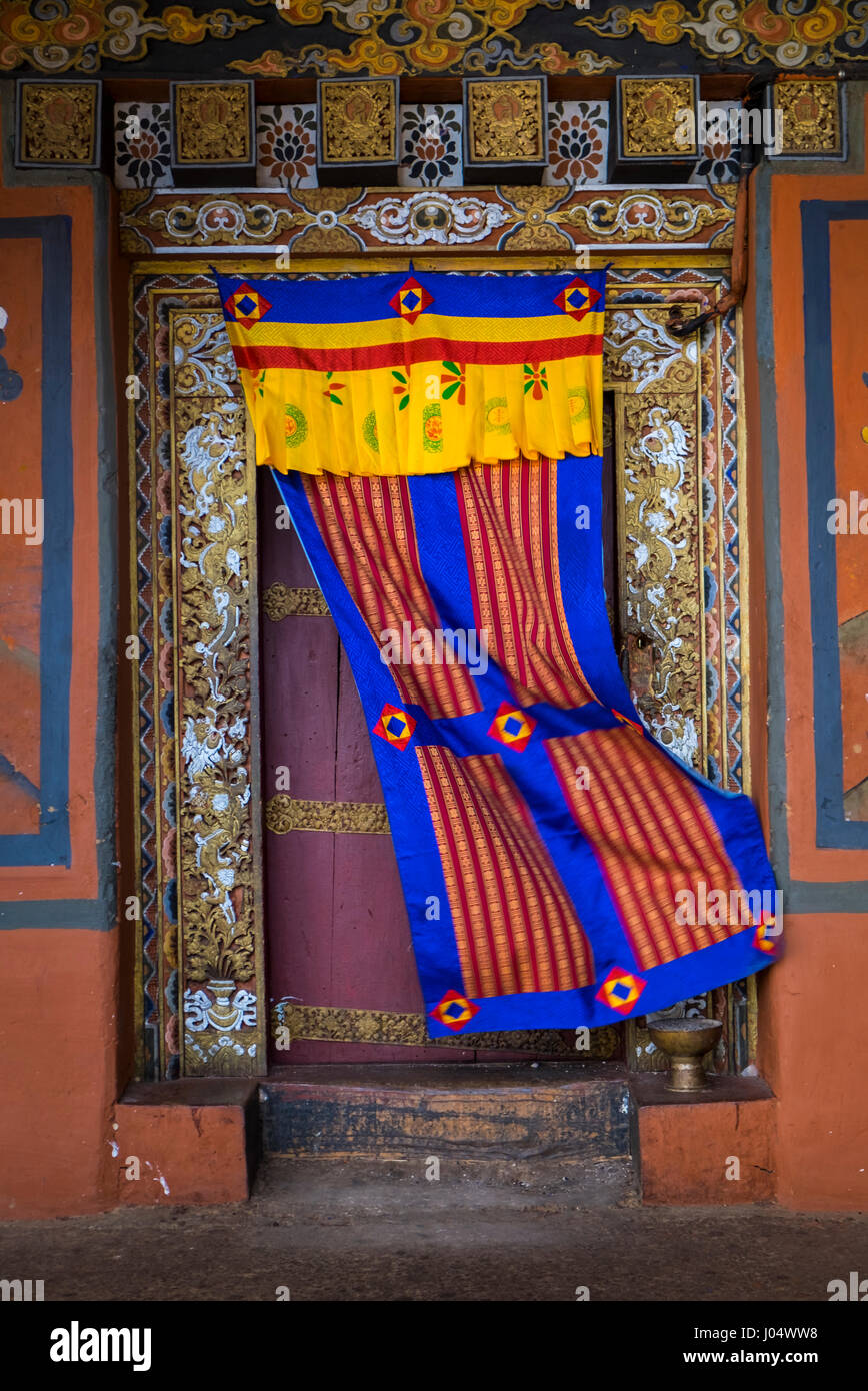 PARO, Bhutan - circa ottobre 2014: dettagli architettonici all'interno del Paro Rinpung Dzong, un punto di riferimento di Paro, Bhutan Foto Stock