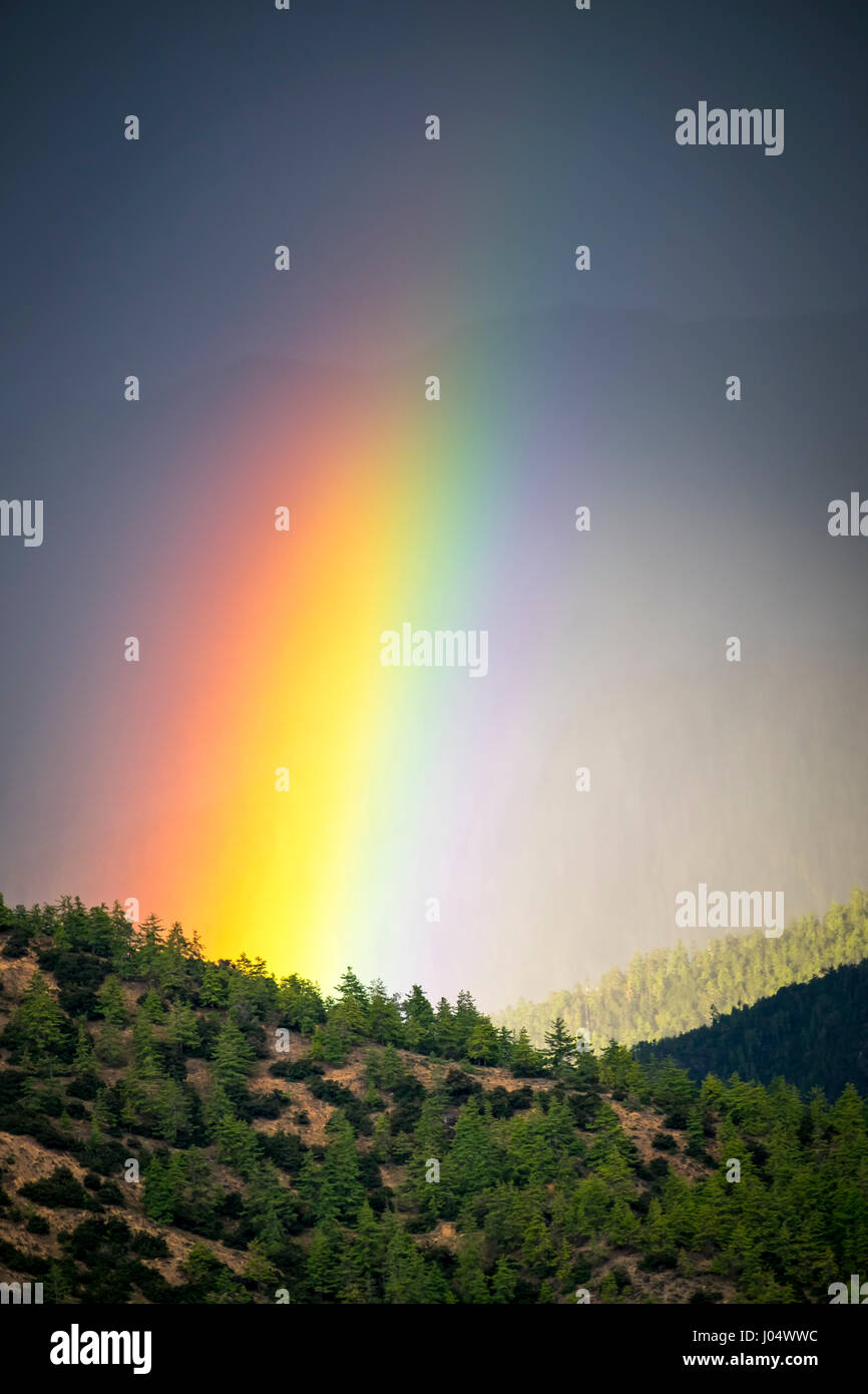 PARO, Bhutan - circa ottobre 2014: Tempesta la laminazione in montagna vicino a paro con la rainbow Foto Stock