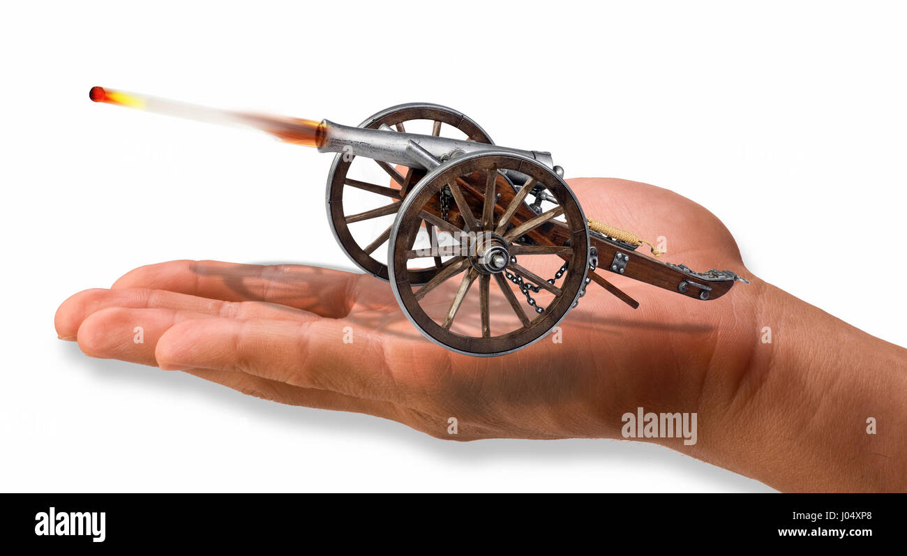 Piccolo cannone sparare nel palmo della mano. Foto Stock