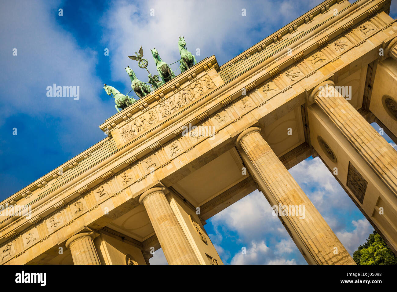 Brandenburger Tor (Porta di Brandeburgo), uno dei più noti monumenti e simboli nazionali della Germania, in golden. La luce del mattino al sorgere del sole, Berlino Foto Stock