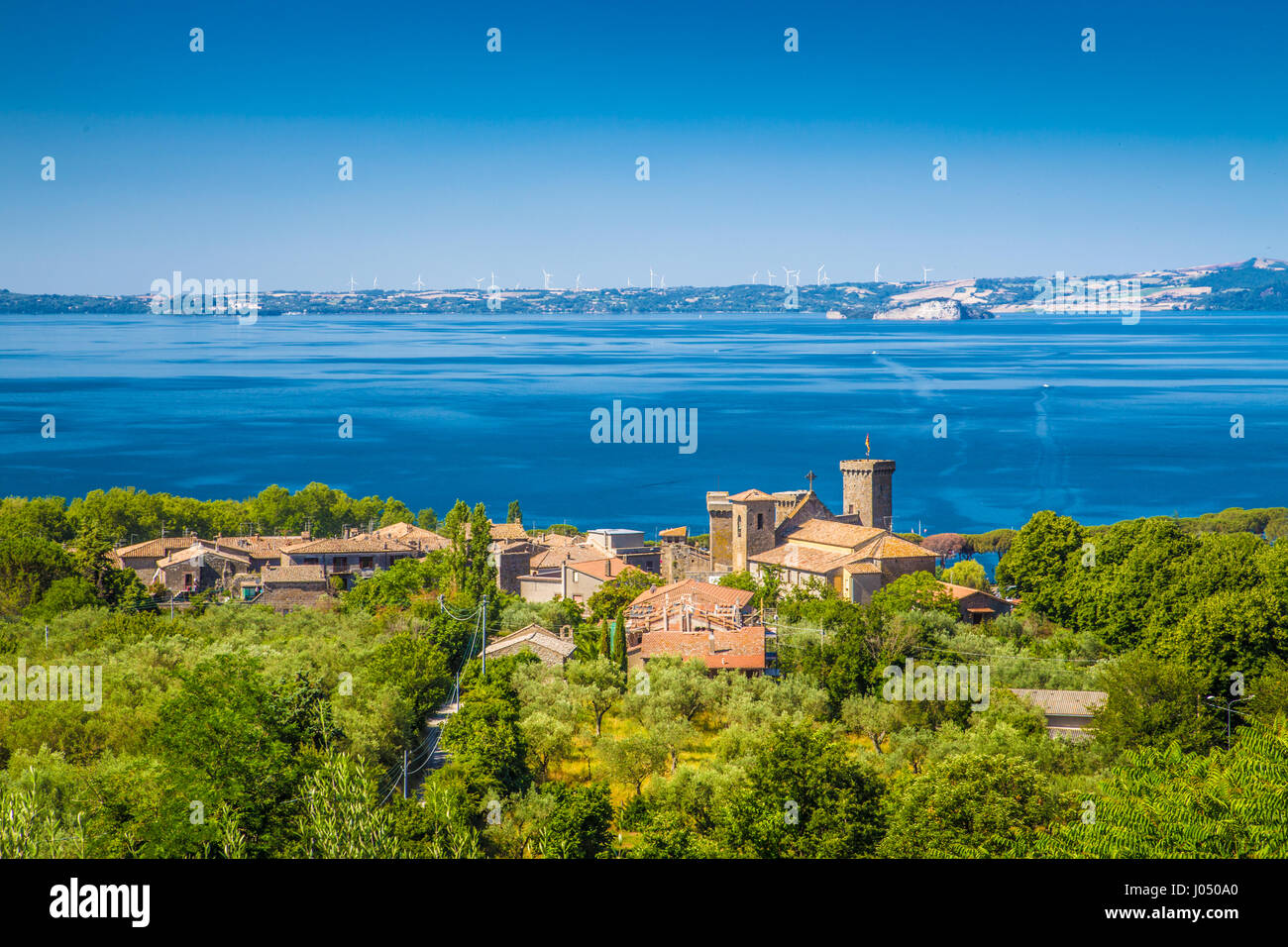 Vista panoramica del lago di Bolsena (Lago di Bolsena), provincia di Viterbo, Lazio, Italia centrale Foto Stock