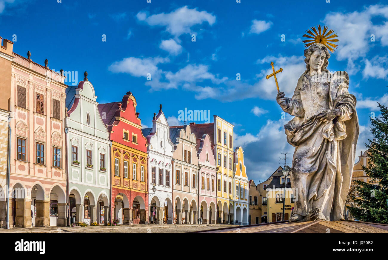 La piazza principale di Telc con la sua famosa cinquecentesca di case colorate, un sito Patrimonio Mondiale dell'UNESCO sin dal 1992, in una giornata di sole in estate, Repubblica Ceca Foto Stock