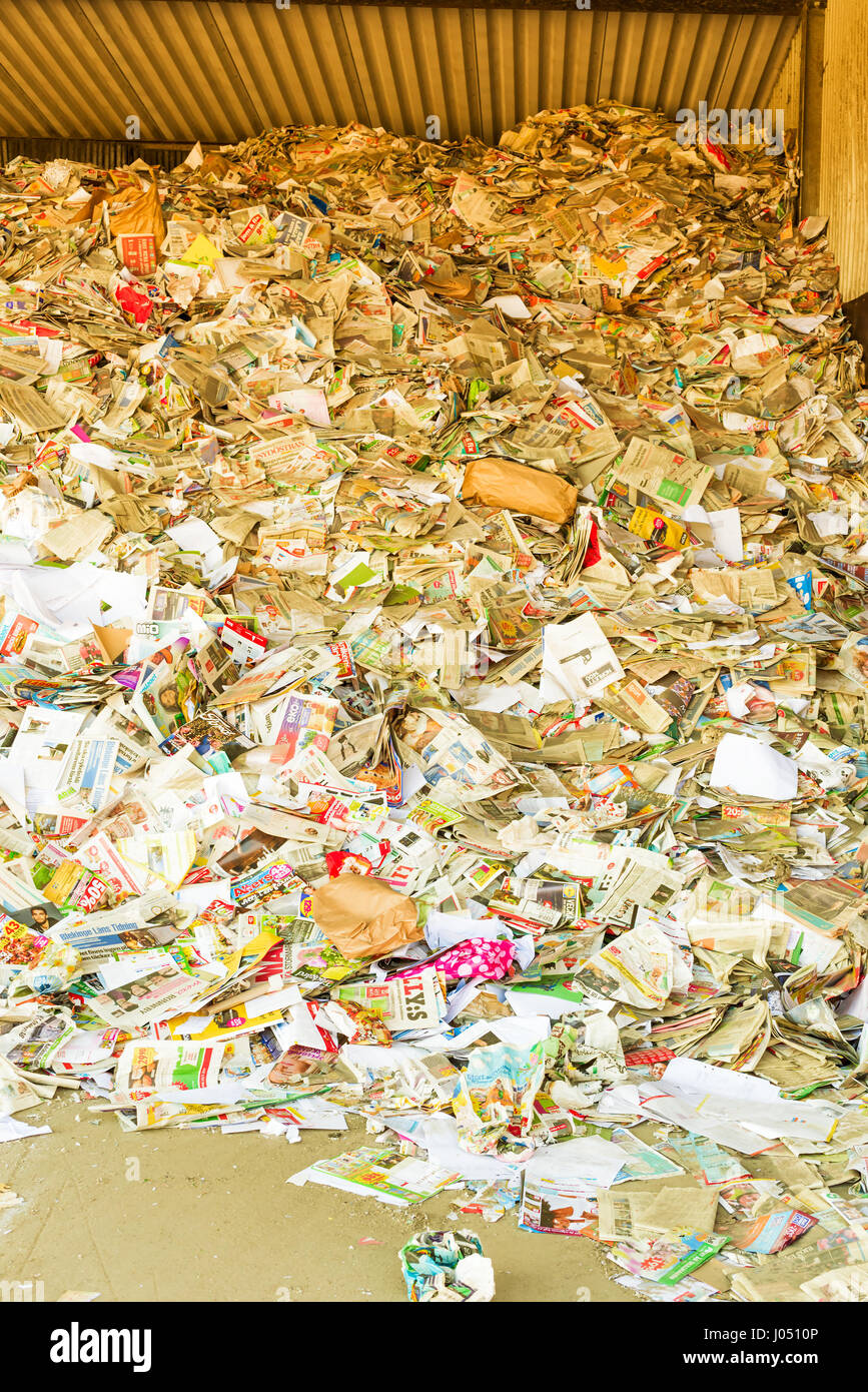Ronneby, Svezia - 27 Marzo 2017: documentario del pubblico la stazione di scarto. Outdoor stoccaggio dei rifiuti di carta sotto il tetto. Un sacco di riviste, volantini e giornale Foto Stock