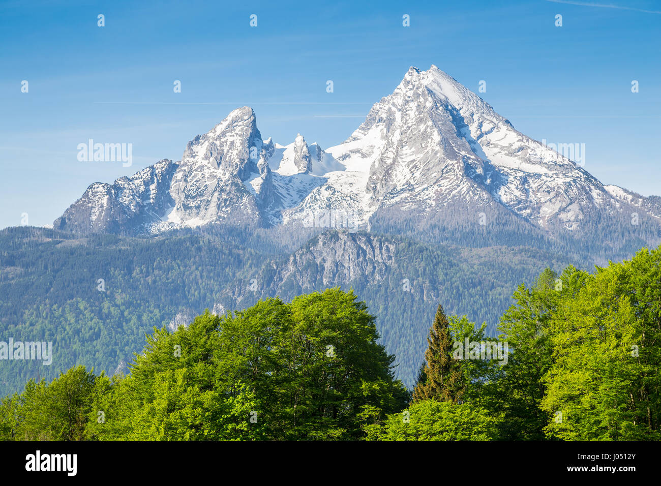 Vista ingrandita del famoso Watzmann picco di montagna in una bella giornata di sole con cielo blu e nuvole in estate, Nationalpark Berchtesgadener Land di Baviera Foto Stock