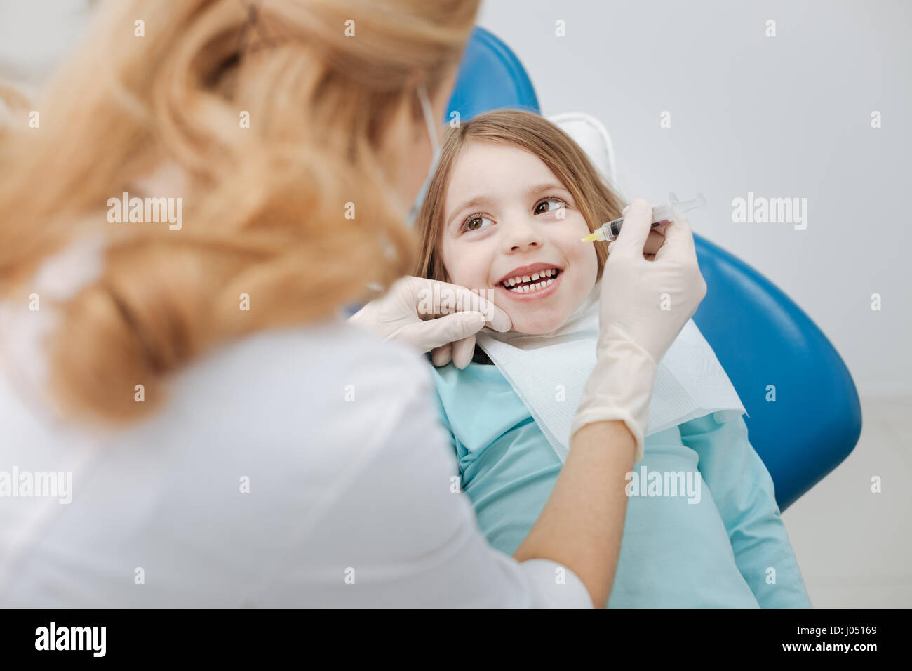 Entusiastico adorabile ragazza non ha paura del suo dentista Foto Stock