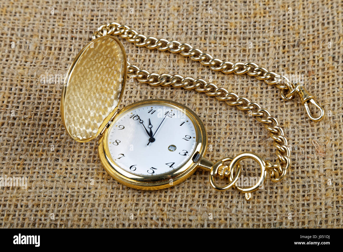 Oro antico orologio da tasca su tela lo sfondo Foto Stock