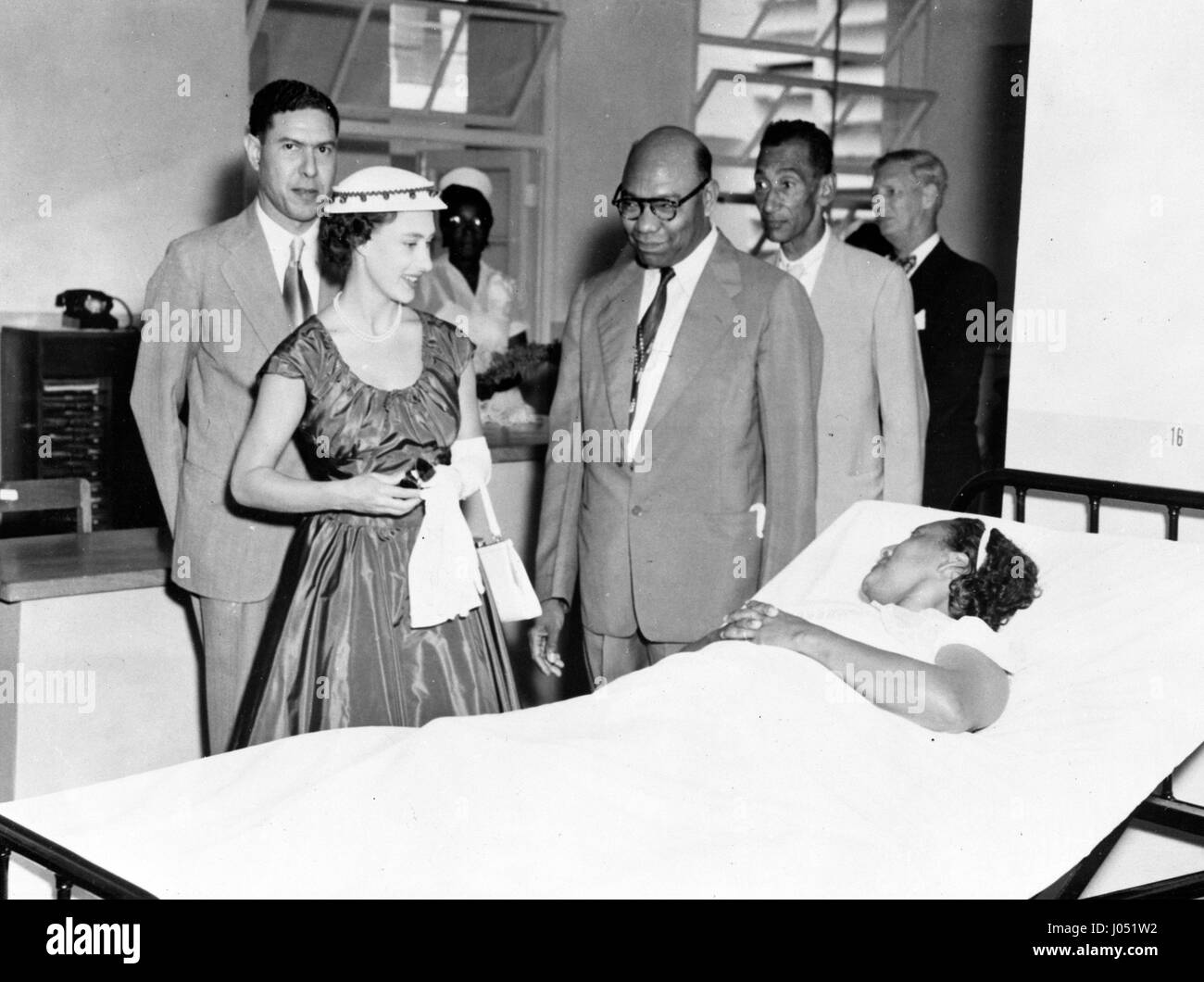 La principessa Margaret parla allegramente con un paziente in su elf pupilli dopo che aveva aperto il nuovo Morant Bay ospedale in Giamaica. Foto Stock