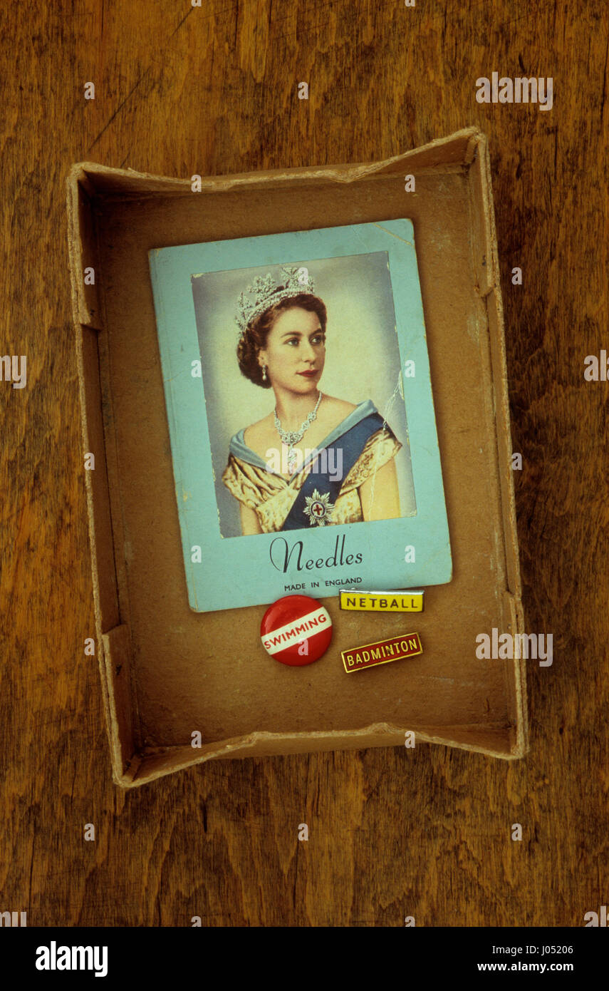 Scatola contenente vintage cartella per aghi da cucire con la foto del giovane Regina Elisabetta II sulla sua fronte e old school sports team badges Foto Stock