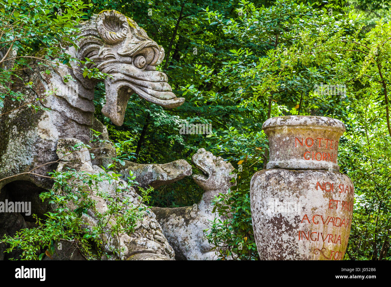 Orcus bocca la scultura al famoso Parco dei Mostri (Parco dei Mostri), denominata anche Sacro Bosco (boschetto sacro) o sui giardini di Bomarzo, Viterbi Italia Foto Stock