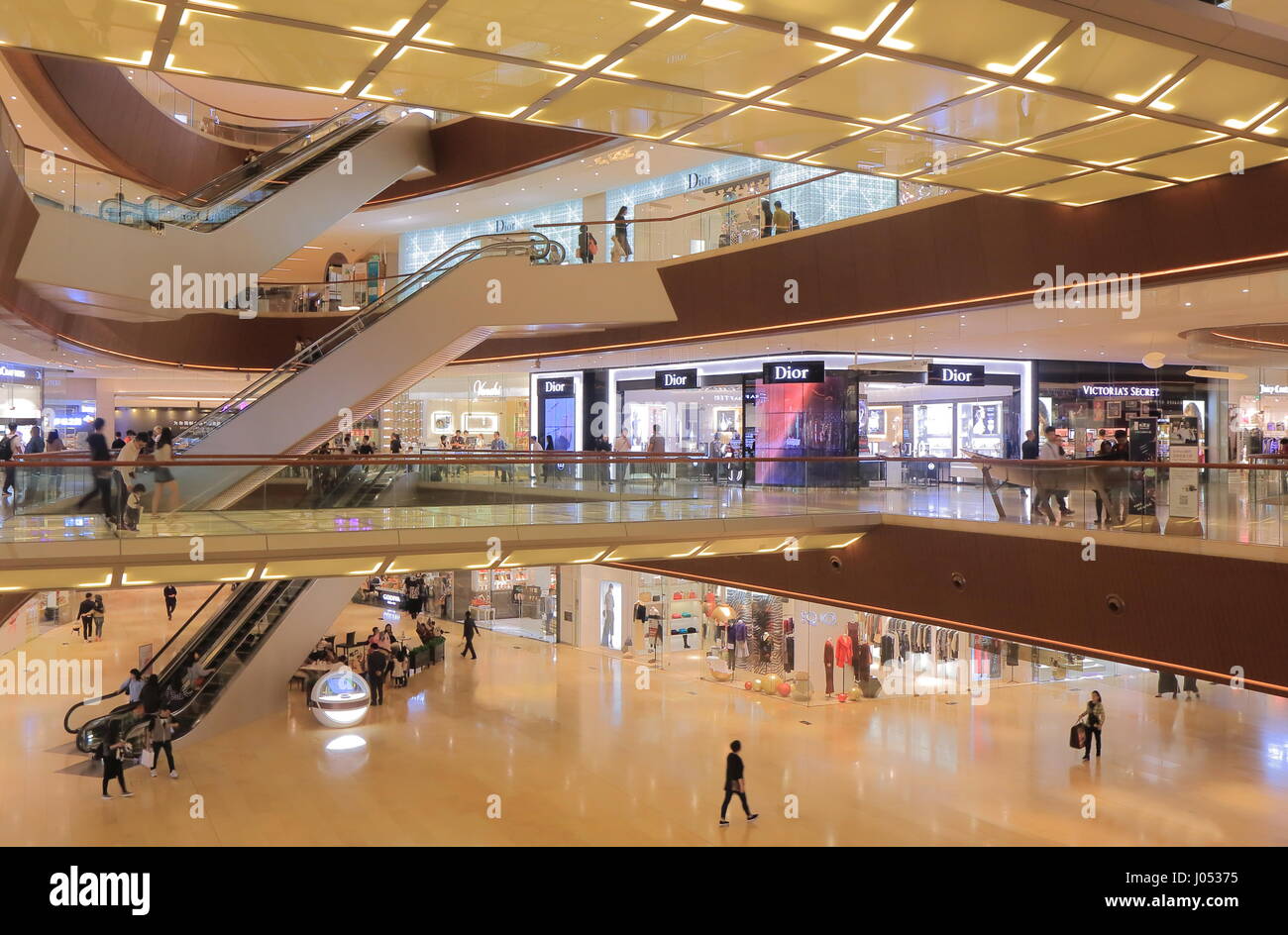 La gente visita Taikoo Hui shopping mall a Guangzhou in Cina. Taikoo Hui è costituita da un centro commerciale per lo shopping, 2 torri di uffici e Guangzhous primo 5 stelle Mandarin Foto Stock