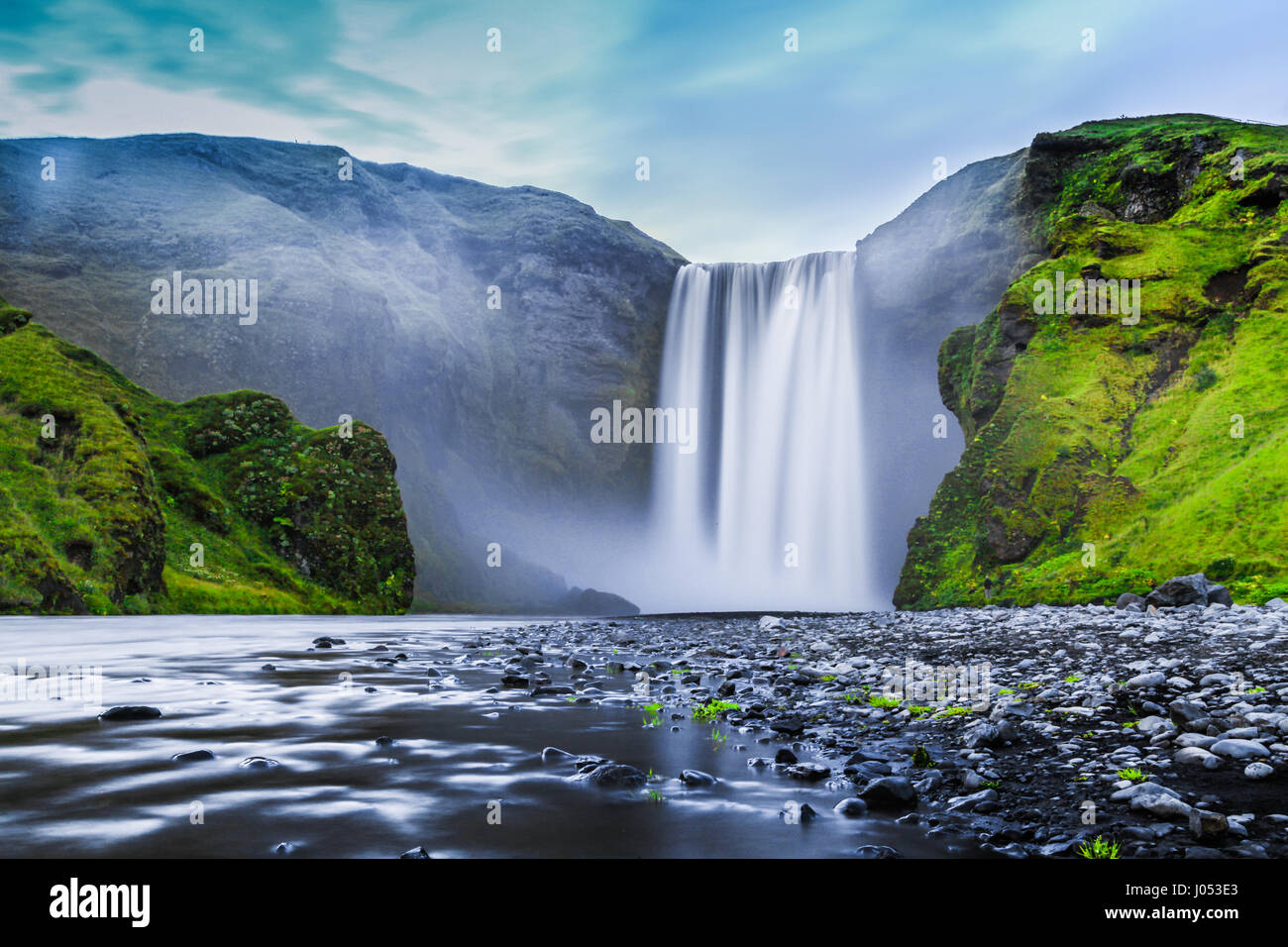Classic lunga esposizione vista della famosa cascata Skogafoss nella bellissima twilight durante ore Blu al tramonto in estate, Skogar, sud dell'Islanda Foto Stock