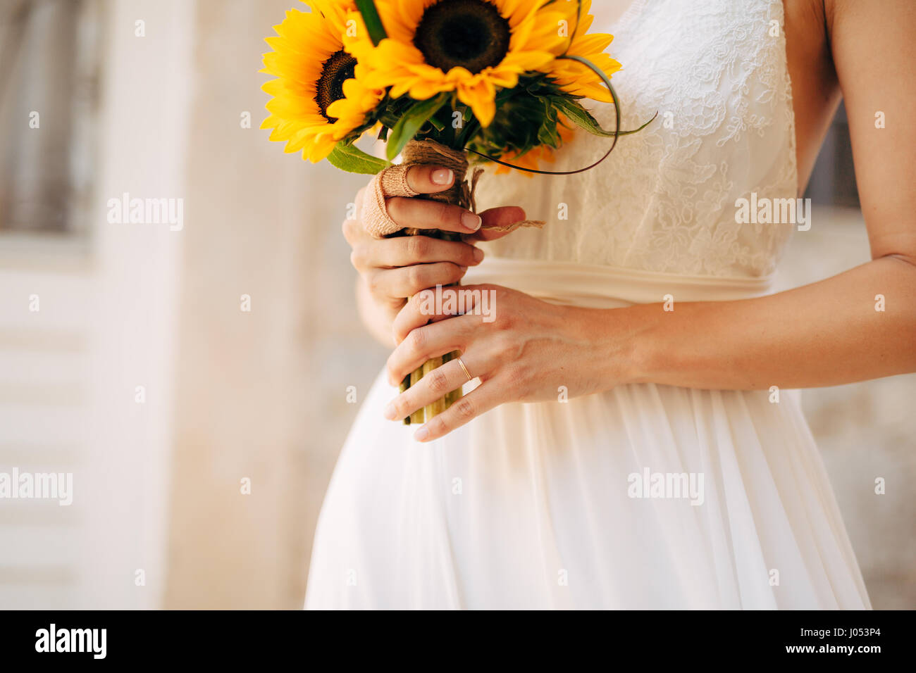 Wedding bridal bouquet di girasoli nelle mani della sposa. Nozze in  Montenegro, Perast Foto stock - Alamy
