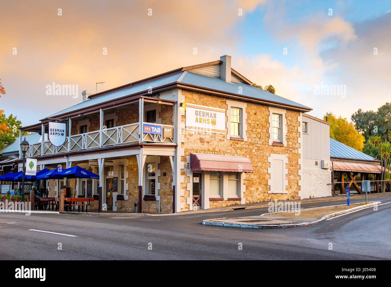 Hahndorf, South Australia - Aprile 9, 2017: Tedesco Arms Hotel di Hahndorf in Adelaide Hills area con caffè durante la stagione autunnale dopo la pioggia Foto Stock