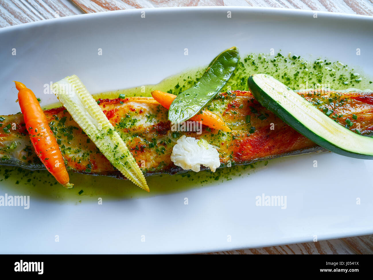 Rombo grigliato oltre gli asparagi selvatici ricetta Foto Stock