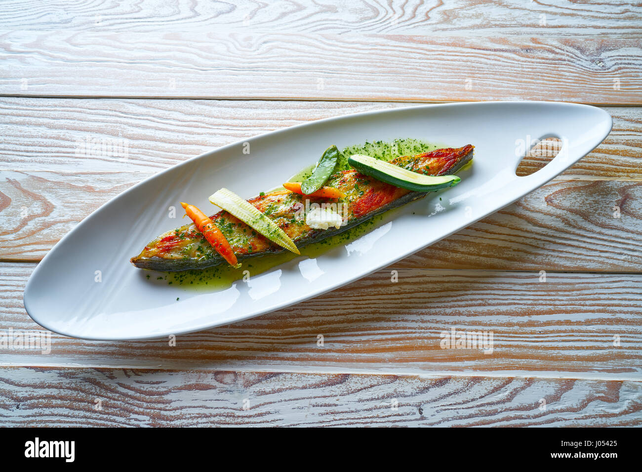 Rombo grigliato oltre gli asparagi selvatici ricetta Foto Stock