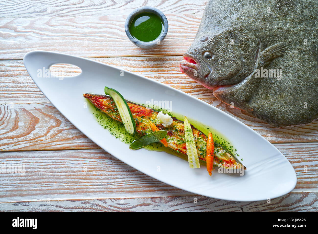 Rombo grigliato oltre gli asparagi selvatici ricetta Foto Stock