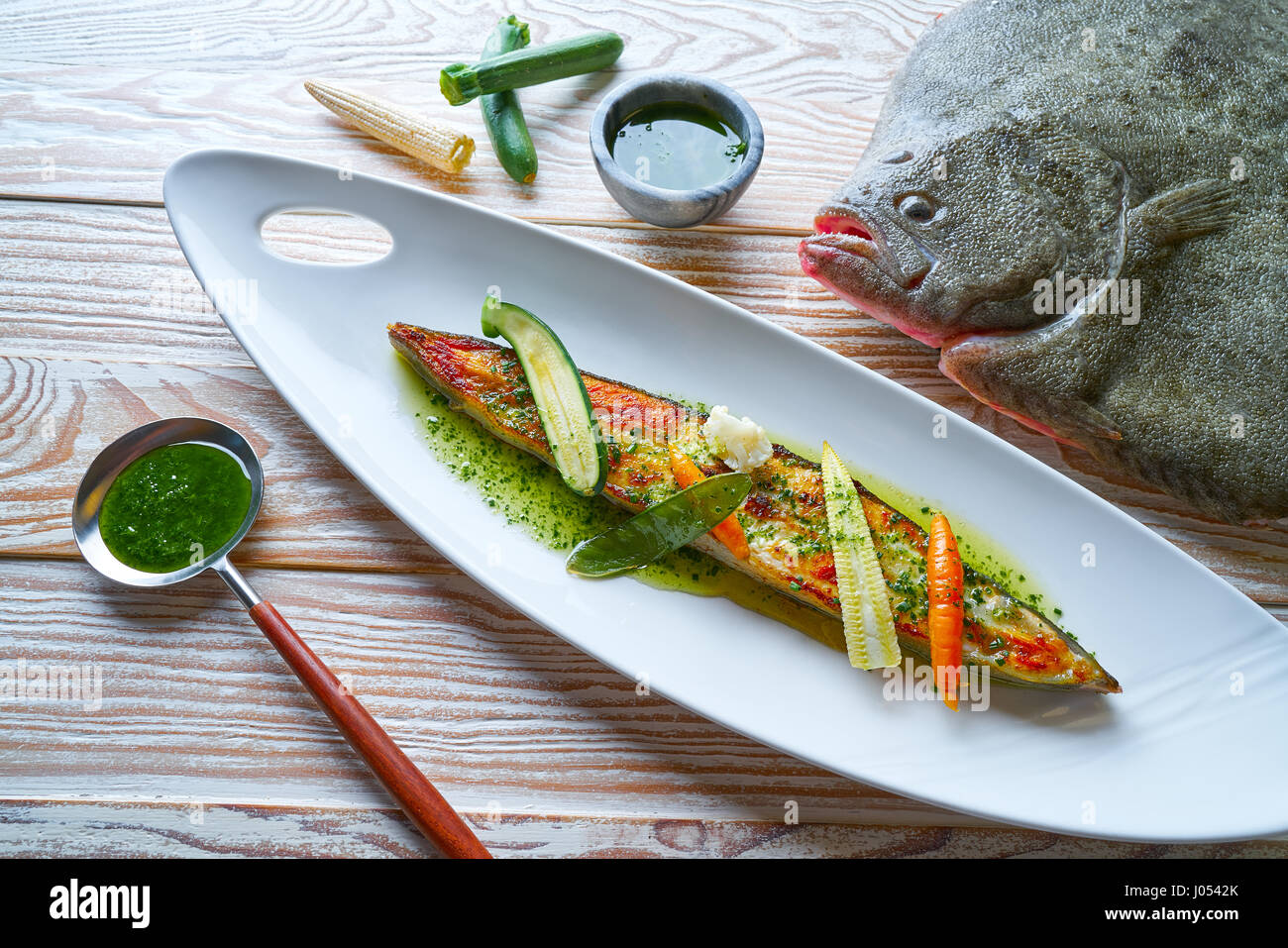 Rombo grigliato oltre gli asparagi selvatici ricetta Foto Stock