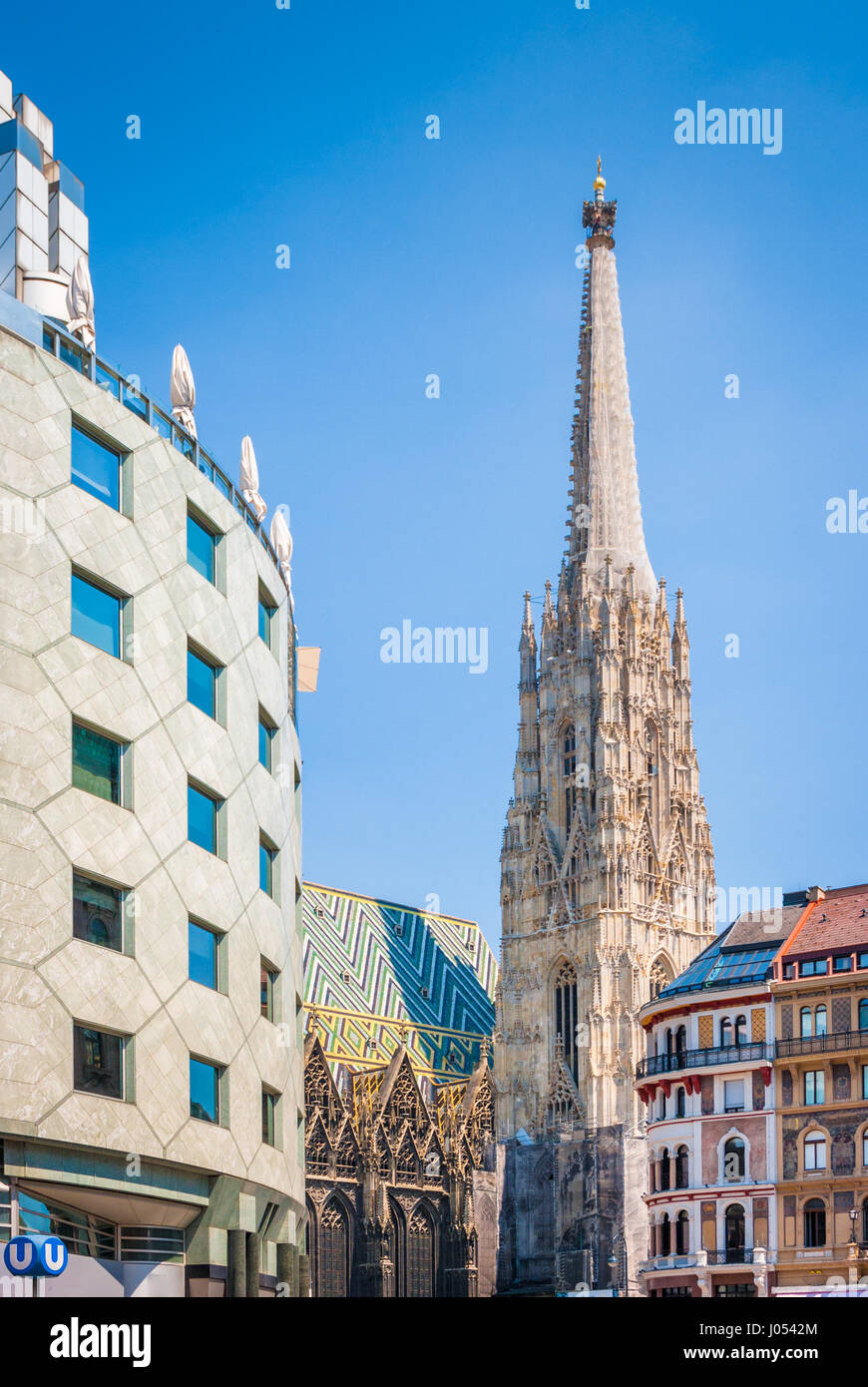 Bellissima vista del centro storico della città di Vienna con il famoso Duomo di Santo Stefano e di architettura storica in una giornata di sole in estate, Austria Foto Stock
