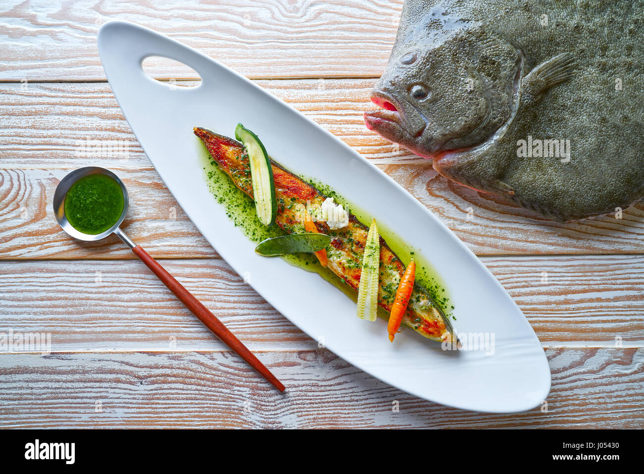 Rombo grigliato oltre gli asparagi selvatici ricetta Foto Stock