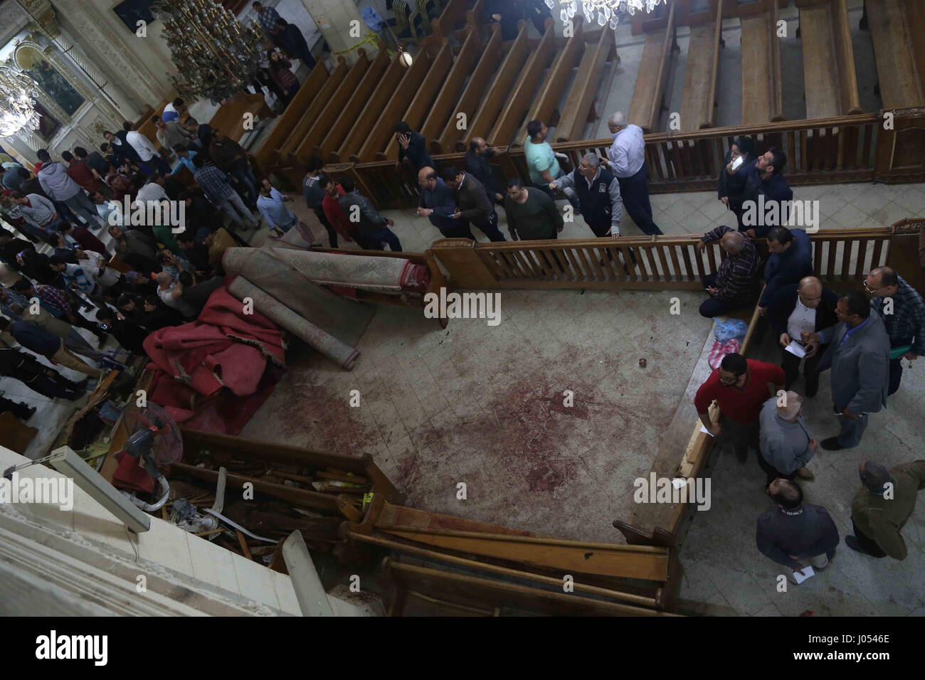 Tanta, Tanta, Egitto. 9 apr, 2017. Una foto scattata il 9 aprile 2017 mostra una vista generale della distruzione, sporco e macchie di sangue sui banchi del Mar Girgis Chiesa Copta Ortodossa nel Delta del Nilo città di tanta, 120 km (75 miglia) a nord del Cairo, a cui una bomba ha colpito la raccolta gli adoratori di frequentare la Domenica delle Palme Credito: Stringer/immagini APA/ZUMA filo/Alamy Live News Foto Stock